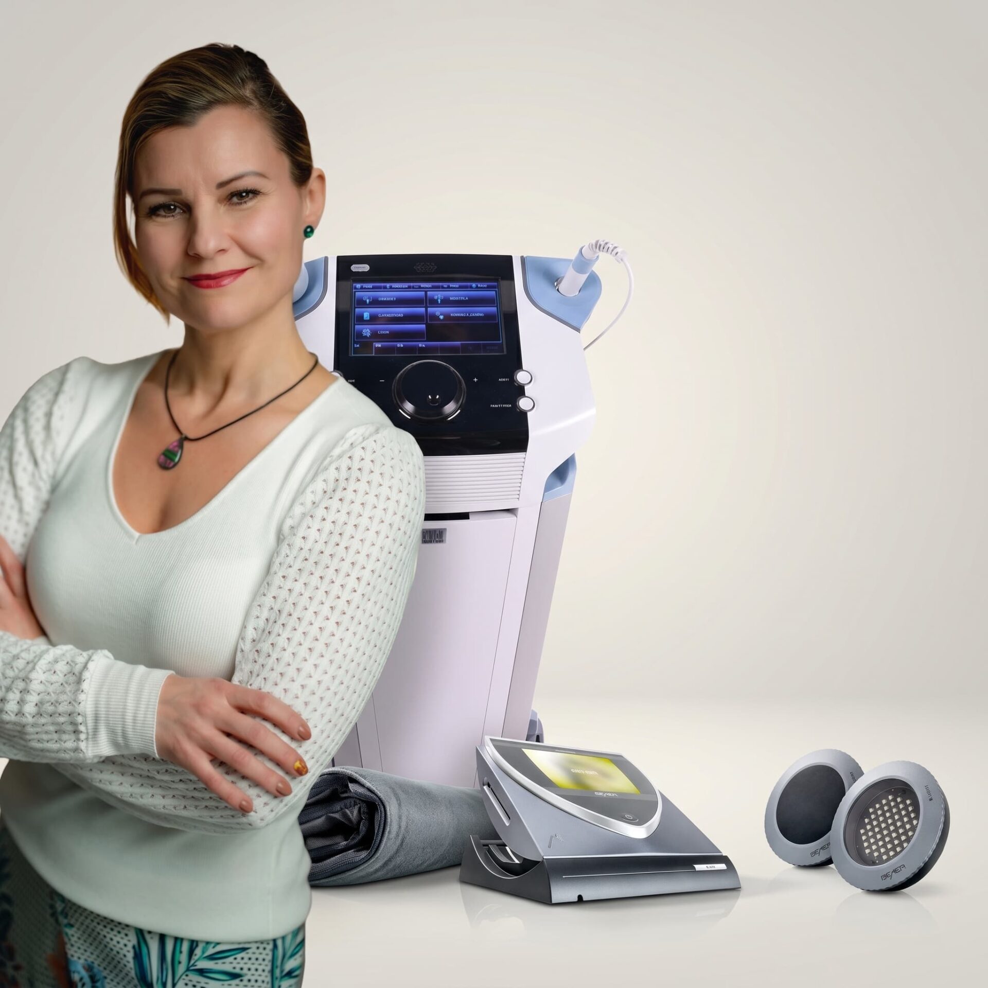 Erdős Emese fizikoterapeuta a Bemer készülék mellett a Prémium Klinikán